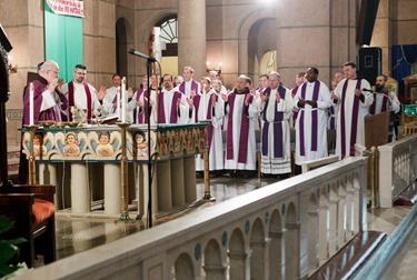 Cardinal Seán P. O'Malley gathers with the various Boston groups taking part in the 2014 March for Life at a morning Mass at the Shrine of the Sacred Heart in Washington, D.C. Jan. 22, 2014.  (Pilot photo by Gregory L. Tracy)