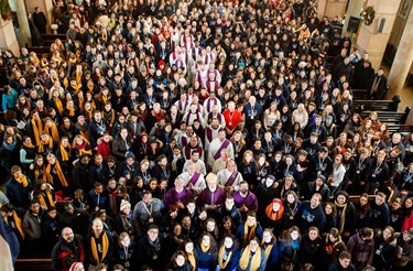 Cardinal Seán P. O'Malley gathers with the various Boston groups taking part in the 2014 March for Life at a morning Mass at the Shrine of the Sacred Heart in Washington, D.C. Jan. 22, 2014.  (Pilot photo by Gregory L. Tracy)